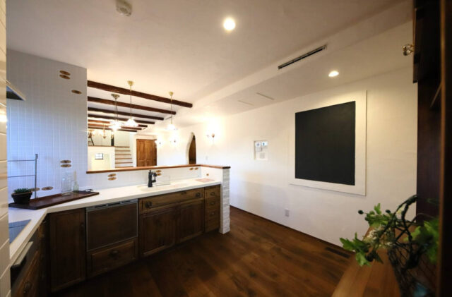 深い木目と抜群の採光が高級感を演出する機能美を備えたトラディショナルな2階建て - 成建ホーム - キッチン