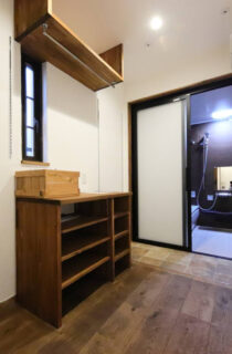 深い木目と抜群の採光が高級感を演出する機能美を備えたトラディショナルな2階建て - 成建ホーム - 脱衣・浴室