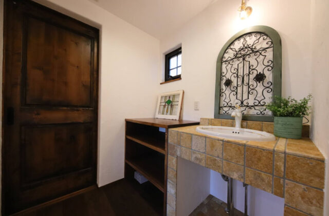 深い木目と抜群の採光が高級感を演出する機能美を備えたトラディショナルな2階建て - 成建ホーム - 洗面スペース