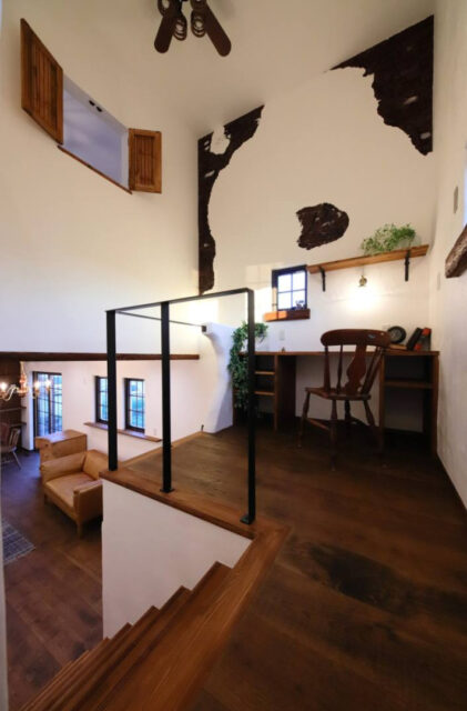 深い木目と抜群の採光が高級感を演出する機能美を備えたトラディショナルな2階建て - 成建ホーム - スキップフロア