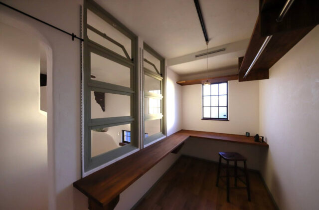 深い木目と抜群の採光が高級感を演出する機能美を備えたトラディショナルな2階建て - 成建ホーム - 2階ワークスペース