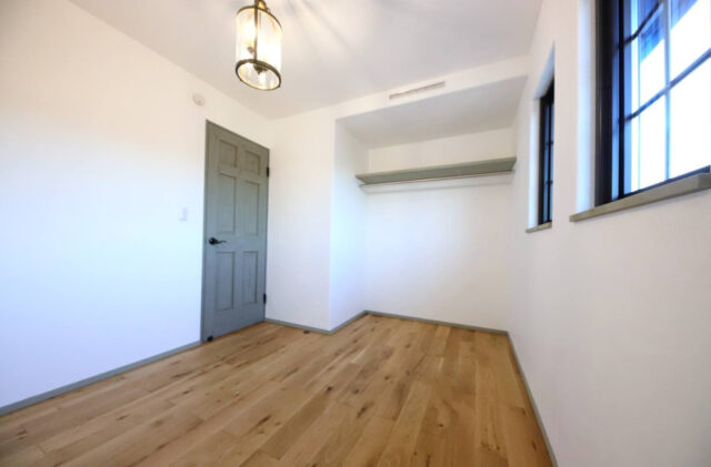 深い木目と抜群の採光が高級感を演出する機能美を備えたトラディショナルな2階建て - 成建ホーム - 洋室