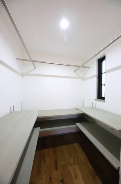 深い木目と抜群の採光が高級感を演出する機能美を備えたトラディショナルな2階建て - 成建ホーム - 収納