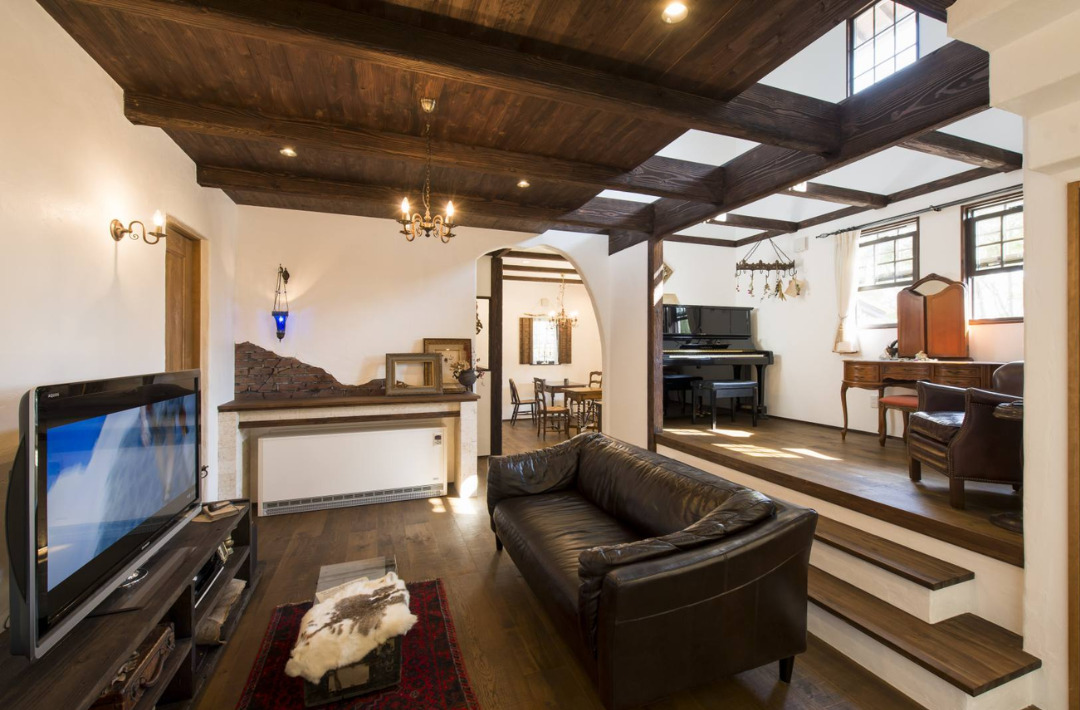 多彩な素材が彩る外構とスキップフロアや吹き抜けが織りなす絵本のような住まい - 成建ホーム - LDK