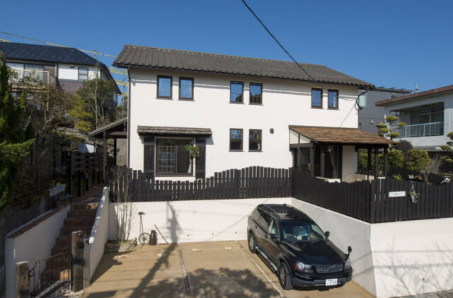 多彩な素材が彩る外構とスキップフロアや吹き抜けが織りなす絵本のような住まい - 成建ホーム - 外観