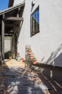 多彩な素材が彩る外構とスキップフロアや吹き抜けが織りなす絵本のような住まい - 成建ホーム - 玄関アプローチ