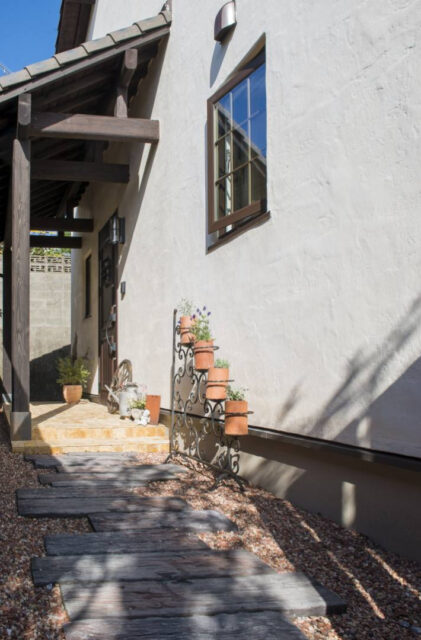 多彩な素材が彩る外構とスキップフロアや吹き抜けが織りなす絵本のような住まい - 成建ホーム - 玄関アプローチ