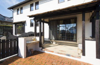 多彩な素材が彩る外構とスキップフロアや吹き抜けが織りなす絵本のような住まい - 成建ホーム - 外構