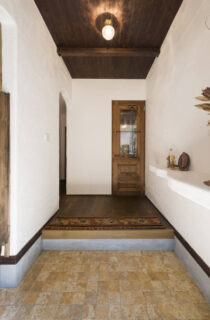 多彩な素材が彩る外構とスキップフロアや吹き抜けが織りなす絵本のような住まい - 成建ホーム - 玄関