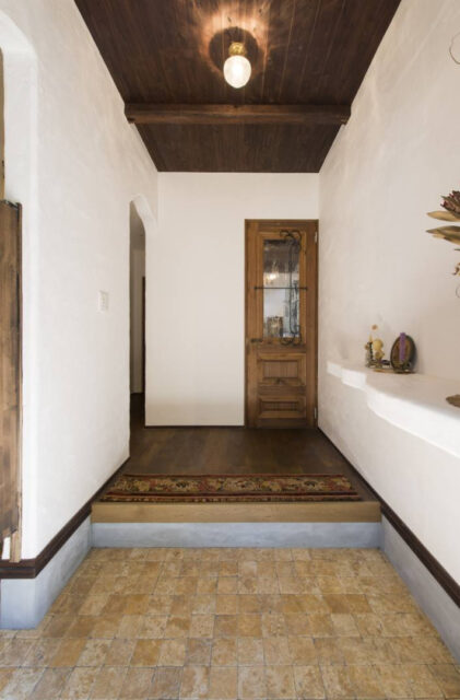 多彩な素材が彩る外構とスキップフロアや吹き抜けが織りなす絵本のような住まい - 成建ホーム - 玄関