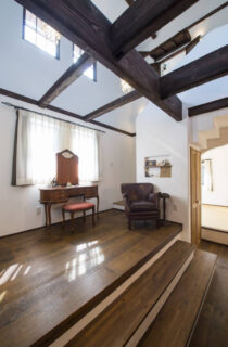 多彩な素材が彩る外構とスキップフロアや吹き抜けが織りなす絵本のような住まい - 成建ホーム - リビング