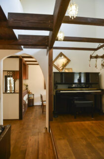 多彩な素材が彩る外構とスキップフロアや吹き抜けが織りなす絵本のような住まい - 成建ホーム - ダイニング・リビング