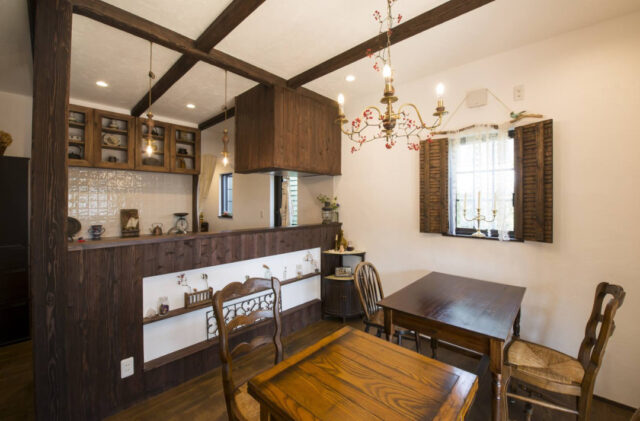 多彩な素材が彩る外構とスキップフロアや吹き抜けが織りなす絵本のような住まい - 成建ホーム - ダイニング・キッチン