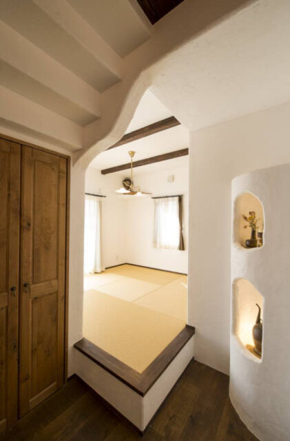 多彩な素材が彩る外構とスキップフロアや吹き抜けが織りなす絵本のような住まい - 成建ホーム - 小上がり和室