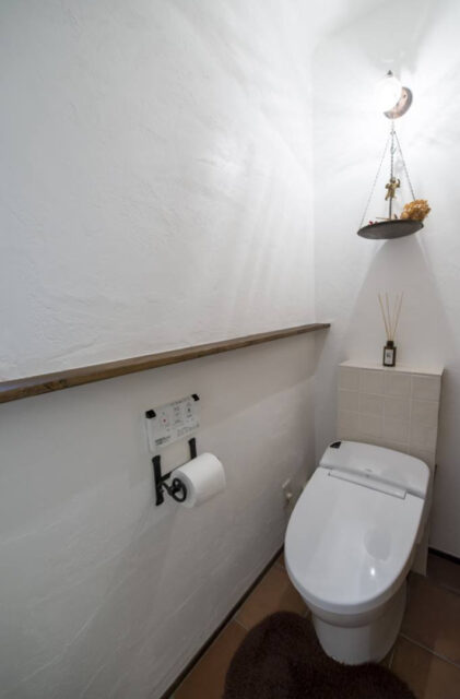 多彩な素材が彩る外構とスキップフロアや吹き抜けが織りなす絵本のような住まい - 成建ホーム - トイレ