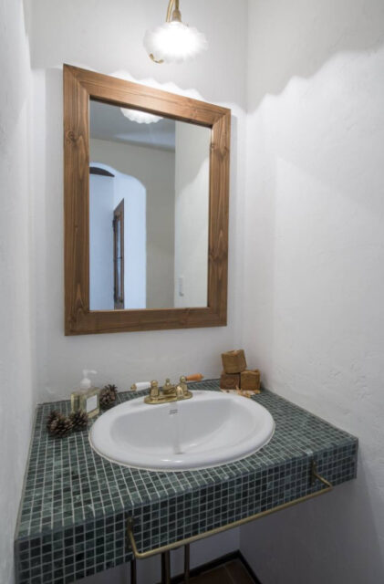 多彩な素材が彩る外構とスキップフロアや吹き抜けが織りなす絵本のような住まい - 成建ホーム - 洗面スペース