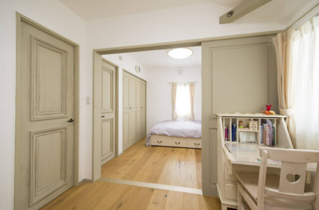 多彩な素材が彩る外構とスキップフロアや吹き抜けが織りなす絵本のような住まい - 成建ホーム - 洋室