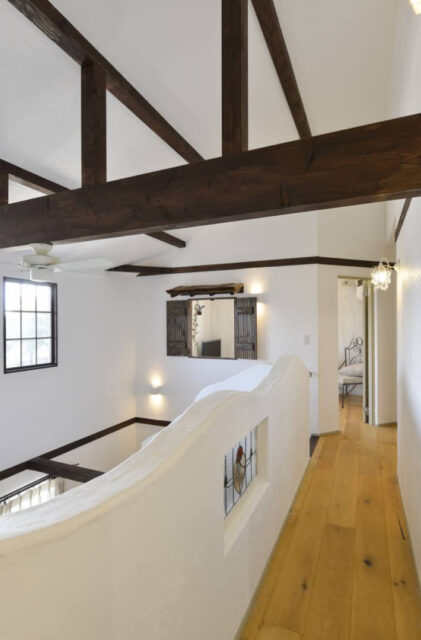 多彩な素材が彩る外構とスキップフロアや吹き抜けが織りなす絵本のような住まい - 成建ホーム - 2階吹き抜け