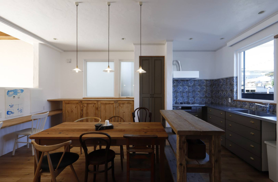 南欧風カントリーが調和するクラシックな佇まいと光あふれる平屋 - 成建ホーム - ダイニング