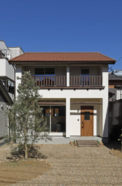 南欧風カントリーが調和するクラシックな佇まいと光あふれる平屋 - 成建ホーム - 外観