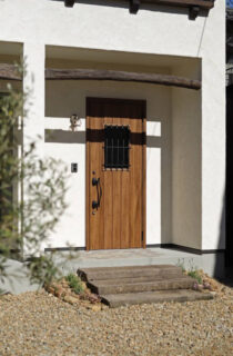 南欧風カントリーが調和するクラシックな佇まいと光あふれる平屋 - 成建ホーム - 玄関