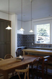 南欧風カントリーが調和するクラシックな佇まいと光あふれる平屋 - 成建ホーム - ダイニング・キッチン