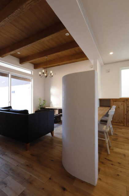 南欧風カントリーが調和するクラシックな佇まいと光あふれる平屋 - 成建ホーム - LDK