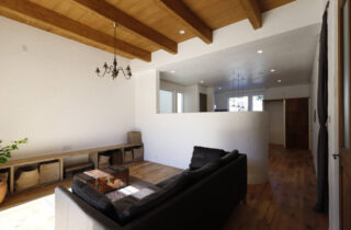 南欧風カントリーが調和するクラシックな佇まいと光あふれる平屋 - 成建ホーム - リビング