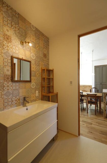 南欧風カントリーが調和するクラシックな佇まいと光あふれる平屋 - 成建ホーム - 洗面台