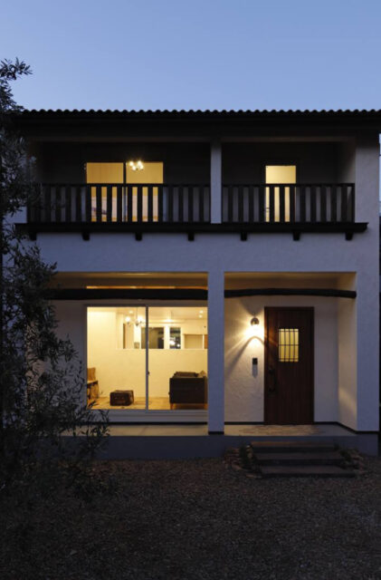 南欧風カントリーが調和するクラシックな佇まいと光あふれる平屋 - 成建ホーム - 夜・外観