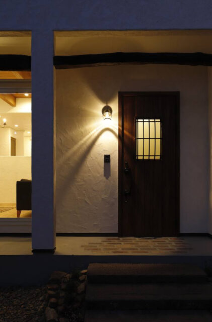 南欧風カントリーが調和するクラシックな佇まいと光あふれる平屋 - 成建ホーム - 夜・玄関