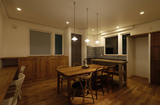 南欧風カントリーが調和するクラシックな佇まいと光あふれる平屋 - 成建ホーム - 夜・ダイニング