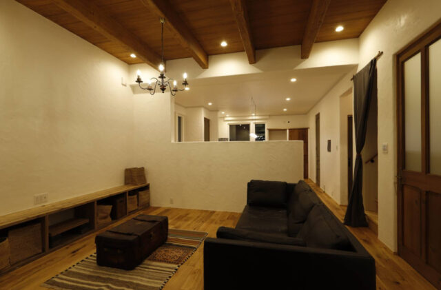 南欧風カントリーが調和するクラシックな佇まいと光あふれる平屋 - 成建ホーム - 夜・リビング