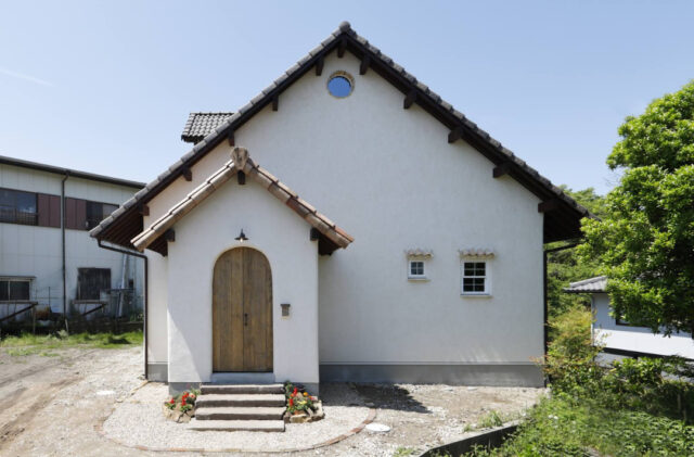 ダブルガブルのシルエットが映えるアーチポーチと薪ストーブのある可愛い家 - 成建ホーム - 外観