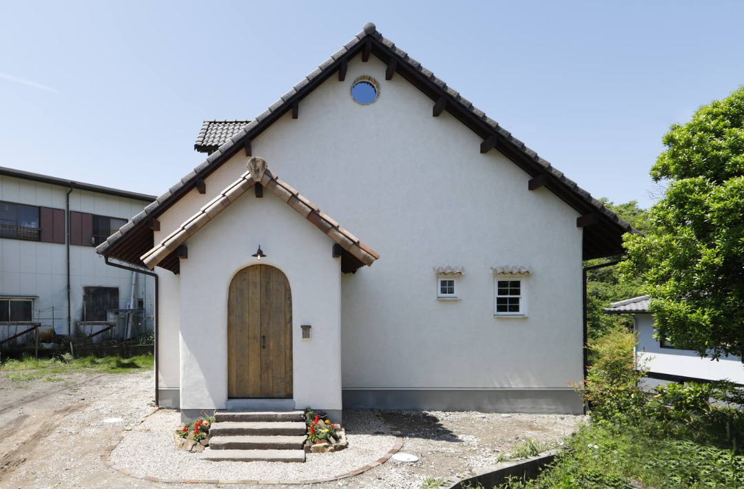 ダブルガブルのシルエットが映えるアーチポーチと薪ストーブのある可愛い家 - 成建ホーム - 外観