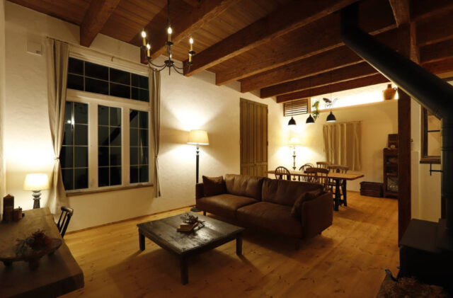 ダブルガブルのシルエットが映えるアーチポーチと薪ストーブのある可愛い家 - 成建ホーム - 夜リビング