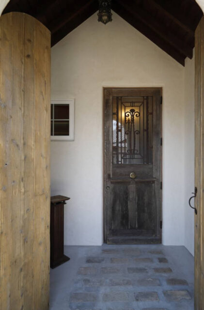 ダブルガブルのシルエットが映えるアーチポーチと薪ストーブのある可愛い家 - 成建ホーム - 玄関外観