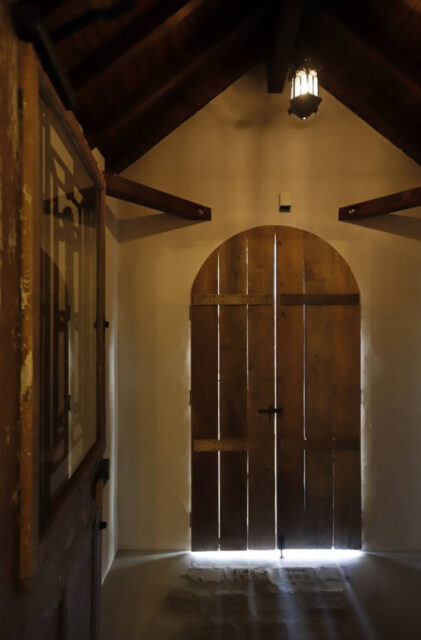 ダブルガブルのシルエットが映えるアーチポーチと薪ストーブのある可愛い家 - 成建ホーム - ポーチ