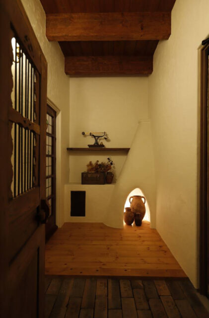 ダブルガブルのシルエットが映えるアーチポーチと薪ストーブのある可愛い家 - 成建ホーム - 玄関