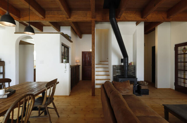 ダブルガブルのシルエットが映えるアーチポーチと薪ストーブのある可愛い家 - 成建ホーム - LDK