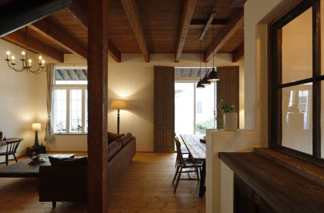 ダブルガブルのシルエットが映えるアーチポーチと薪ストーブのある可愛い家 - 成建ホーム - ダイニング・リビング