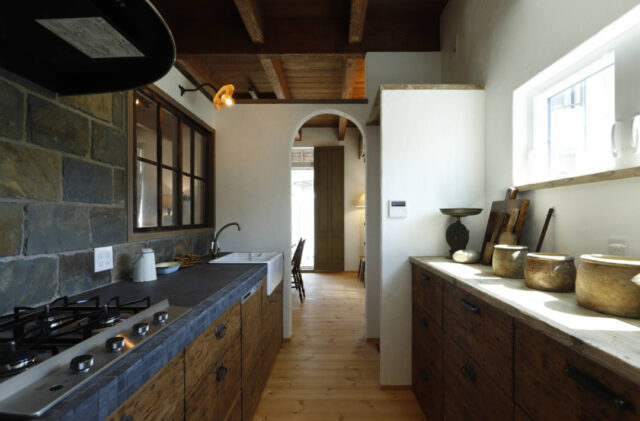 ダブルガブルのシルエットが映えるアーチポーチと薪ストーブのある可愛い家 - 成建ホーム - キッチン