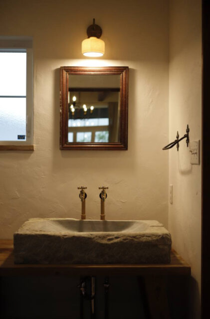 ダブルガブルのシルエットが映えるアーチポーチと薪ストーブのある可愛い家 - 成建ホーム - 洗面スペース