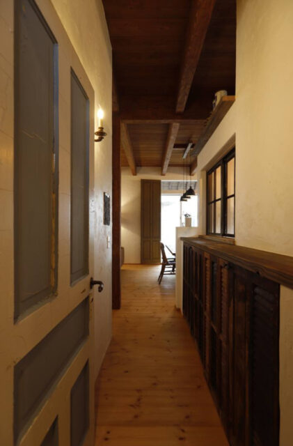 ダブルガブルのシルエットが映えるアーチポーチと薪ストーブのある可愛い家 - 成建ホーム - 通路