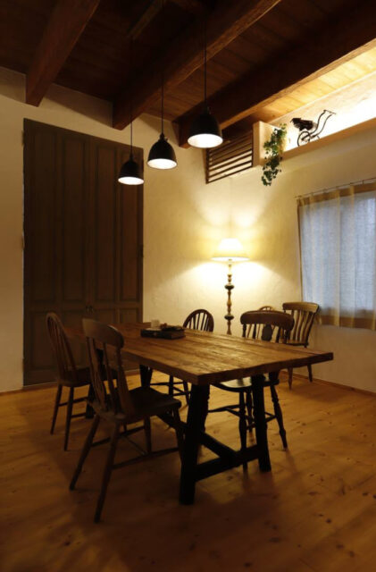 ダブルガブルのシルエットが映えるアーチポーチと薪ストーブのある可愛い家 - 成建ホーム - ダイニング