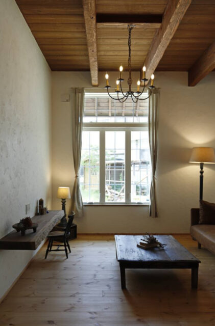 ダブルガブルのシルエットが映えるアーチポーチと薪ストーブのある可愛い家 - 成建ホーム - リビング