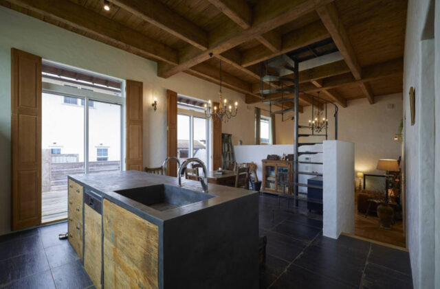 ダウンリビングとヘリンボーンが調和するクラシカルでナチュラルな住まい - 成建ホーム - キッチン・ダイニング
