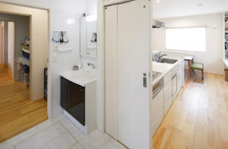 洗面・ランドリー・家事室・浴室 - 夫婦と家族の夢やこだわりを盛り込んだ効率的で機能的な平屋 - 建築実例 - SELECTINO