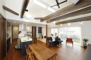 アシンメトリーな外観と勾配天井の開放感が魅力の平屋 - 七呂建設 - LDK