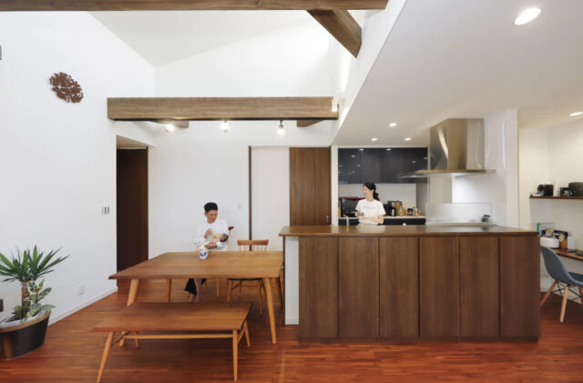 アシンメトリーな外観と勾配天井の開放感が魅力の平屋 - 七呂建設 - キッチン・ダイニング